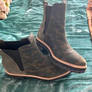 Womens size 12 Camo TOMS boots